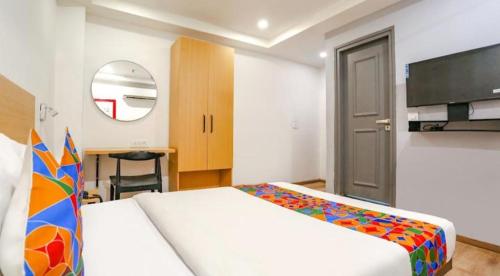 Postel nebo postele na pokoji v ubytování Hotel BluSky GaganVihar
