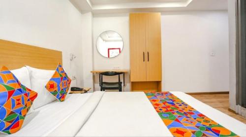 Postel nebo postele na pokoji v ubytování Hotel BluSky GaganVihar