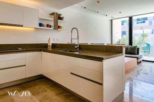 Η κουζίνα ή μικρή κουζίνα στο Oceana Residences by Waves l Lujo Contemporáneo a Pasos del Mar