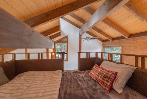 ein Schlafzimmer mit einem Bett in einem Zimmer mit Holzdecken in der Unterkunft Northstar Resort Condo for 8 Free Shuttle in Truckee