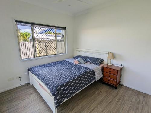 Säng eller sängar i ett rum på One bedroom in Mount Sheridan