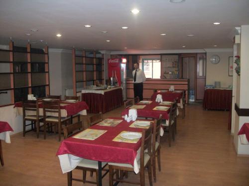 מסעדה או מקום אחר לאכול בו ב-Kosar Hotel