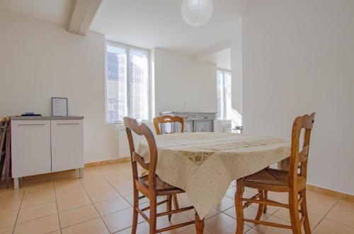 une salle à manger avec une table et des chaises dans l'établissement Le scipion, à Champfleury