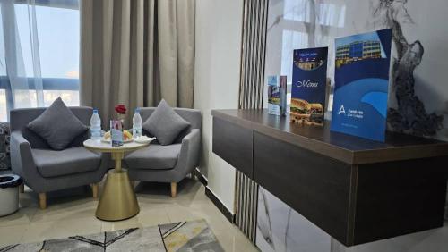 Habitación de hotel con mesa, 2 sillas y escritorio. en فندق ماريوت عدن السياحي Marriott Aden Hotel, en Khawr Maksar