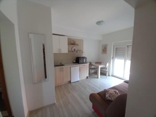 Η κουζίνα ή μικρή κουζίνα στο Apartments City Paradise