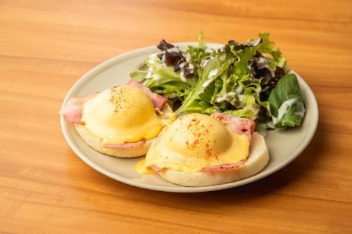 um prato com dois ovos e uma salada sobre uma mesa em The Kanzashi Tokyo Asakusa em Tóquio