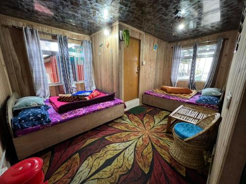 um quarto com 2 beliches e uma mesa em TAMANG FAMILY HOMESTAY VL BED & BREAKFAST, DARJEELING em Darjeeling