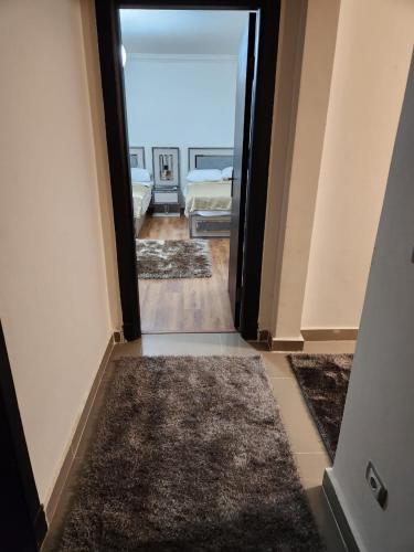 شقةمميزه غرفتين باثاث عصرى 120 متر بحديقة 80 متر بكومبوند جايد امام الرحاب وبجوار شارع التسعين بالتجمع الخامس Two-bedrooms apartment, Elegantly furnished in the Fifth Settlement, Jayd Compound, directly in front of Al-Rehab, with a garden