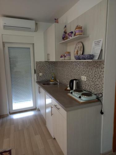 Η κουζίνα ή μικρή κουζίνα στο Apartments City Paradise