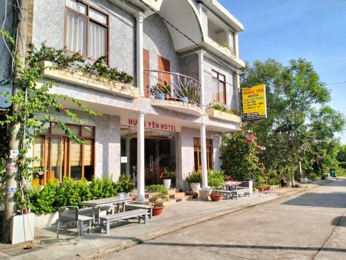 a building with tables and benches in front of it at Khách Sạn Hưng Yên in Phu Quoc