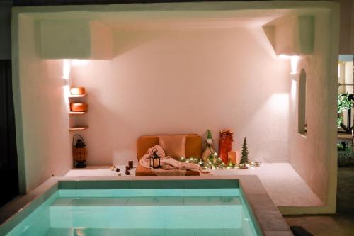 una habitación con piscina en una casa en Compass North - PoolVilla & BBQ en Ban Pa Lan