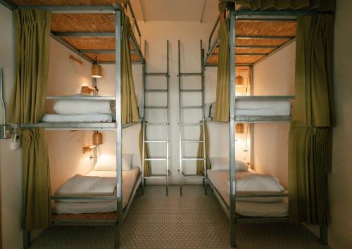 台南的住宿－365.合日旅所，一间客房内配有两张双层床的房间