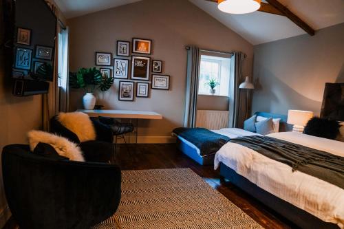 Giường trong phòng chung tại St Anne's Manor - Luxury Villa with Hot Tub