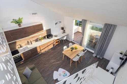 Kuchyň nebo kuchyňský kout v ubytování Luxury Apartments Jolara With Heated Pool - Deluxe Apartment 18