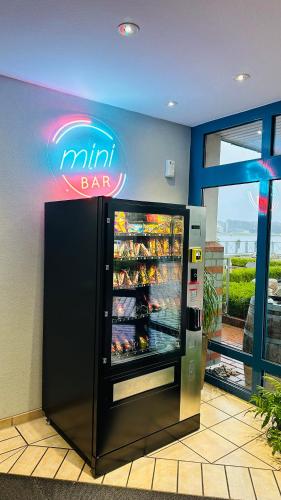 a nini bar refrigerator in a restaurant at Gästehaus Weserblick am Weser-Sandstrand in Berne