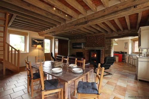 une cuisine et une salle à manger avec une table et des chaises dans l'établissement Havre de paix proche de Bagnoles de l'Orne, à Saint-Michel-des-Andaines