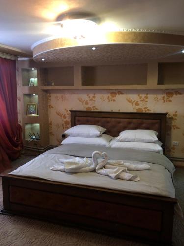 a large bed with two towels on it at У Ані in Lazeshchyna