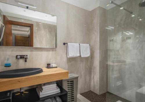 Kúpeľňa v ubytovaní BEACH FRONT VILLA FRAN - DELUXE SUITE with private pool