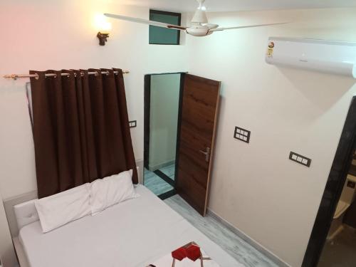 Schlafzimmer mit einem Bett, einer Kommode und einem Spiegel in der Unterkunft Hotel Raj 2 KM from Janana Hospital and 1 KM from MDS University in Ajmer