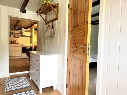 una cocina con una puerta que conduce a una habitación en Lofoten Fjord Apartment - Kvalvika Beach & Ryten, 