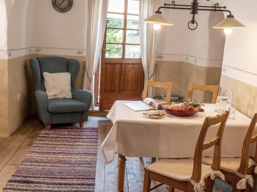 comedor con mesa y silla en Landhaus Strickenmacher en Sillian