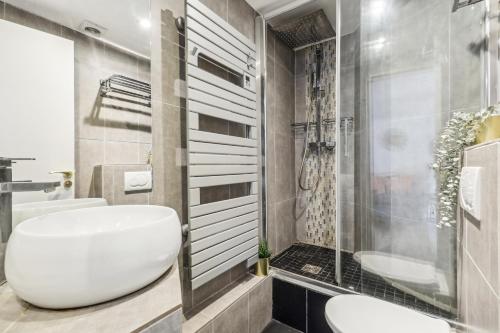 une salle de bain avec toilettes, lavabo et douche dans l'établissement Luxury apartment near Le Marais, à Paris