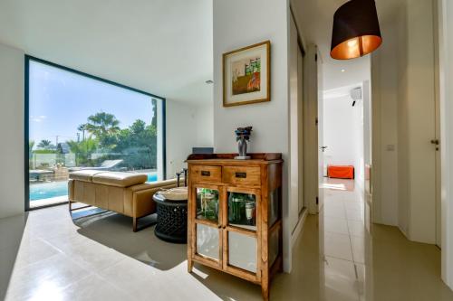 sala de estar con sofá y mesa en Esmeralda - By Almarina Villas, en Benissa