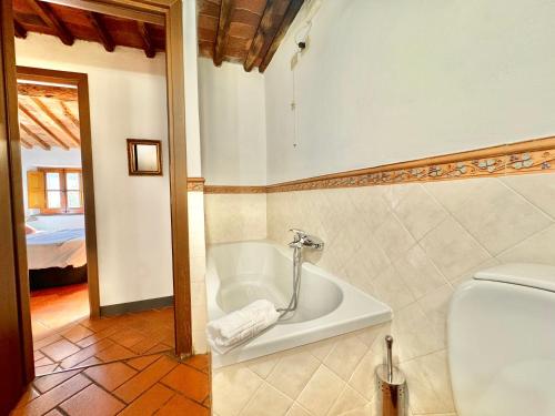 a bathroom with a bath tub and a toilet at FRONTE MURA LUCCA - Parcheggio - WiFi Il CORTIGIANO in Lucca