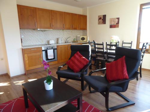 バンスコにあるCedar Lodge 4 Self-Catered Apartmentのリビングルーム(テーブル、椅子付)、キッチン