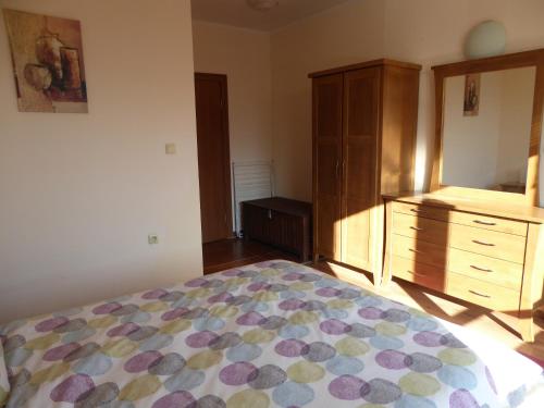Una cama o camas en una habitación de Cedar Lodge 4 Self-Catered Apartment