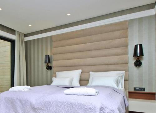 Posteľ alebo postele v izbe v ubytovaní BEACH FRONT VILLA FRAN - DELUXE SUITE with private pool