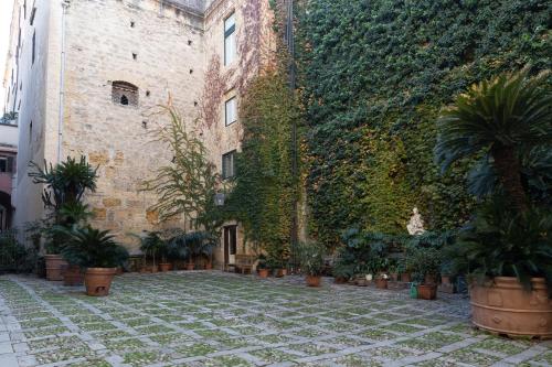 a building with plants on the side of it at Dimora Artale in Cattedrale in Palermo
