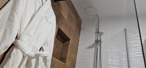 La salle de bains est pourvue d'une douche avec un rideau blanc. dans l'établissement Suite 85, Villa Boutique privada con piscina, à Icod de los Vinos