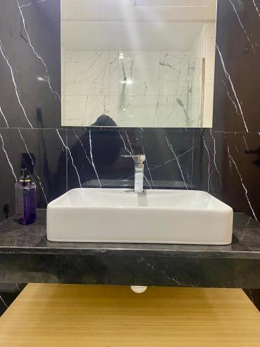 a white sink in a bathroom with a mirror at Élégance en 40 mètres Nouaceur in Nouaceur