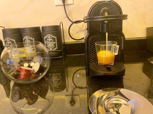 a blender sitting on a counter with an orange juice at Élégance en 40 mètres Nouaceur in Nouaceur