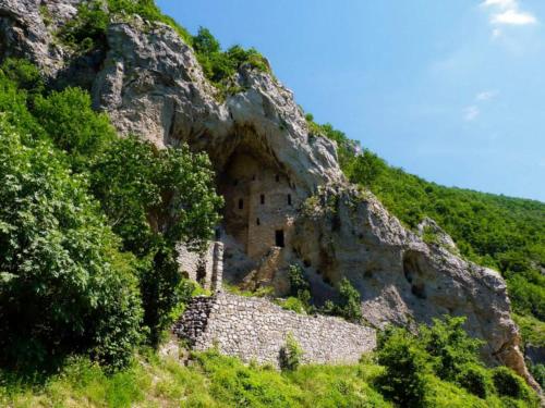 an old building on the side of a mountain at Vila Homoljska Idila1 Banja Zdrelo in Petrovac na Mlavi