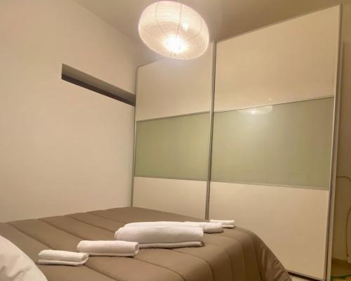 - une chambre avec un lit et des serviettes dans l'établissement House Blue Roses Apartment Step Up in Puglia for your Niksen, à Bari