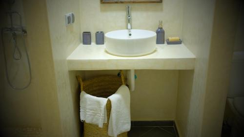 een badkamer met een wastafel en een handdoekenmand bij Villa mirleft DEA in Mirleft