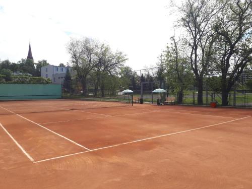 a tennis court with two umbrellas on it at Apartament Herberta in Oborniki Śląskie