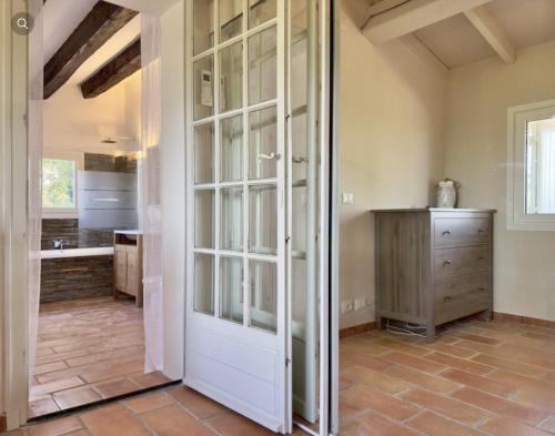 a pivot door in a room with a kitchen at Ormarine in Fréjus
