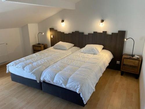 een groot bed in een slaapkamer met 2 lampen bij Appartement Suhalmendi in Sare