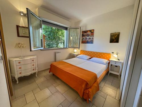 Habitación pequeña con cama y ventana en Residenza Venus, en Castiglioncello