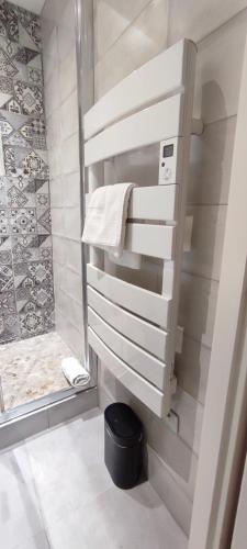 La salle de bains est pourvue d'une douche et de serviettes blanches. dans l'établissement Chaleureux - Bien équipé - Hypercentre - 2Ch 6pers, à Pau