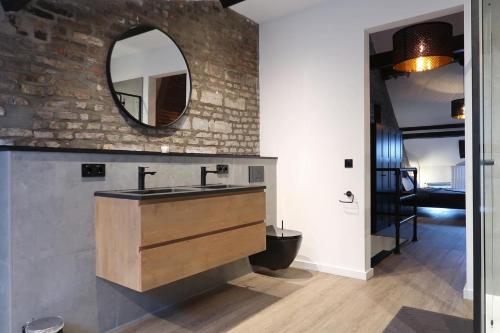 a bathroom with a sink and a mirror at sfeervol monumentaal pand in Maastricht