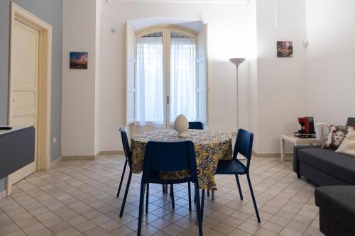a dining room table and chairs in a living room at Dimora Artale in Cattedrale in Palermo