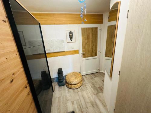 ein leeres Zimmer mit einem Zimmer mit einem Tisch und einem Zimmer in der Unterkunft Apartmán Pod hradem in Horšovský Týn