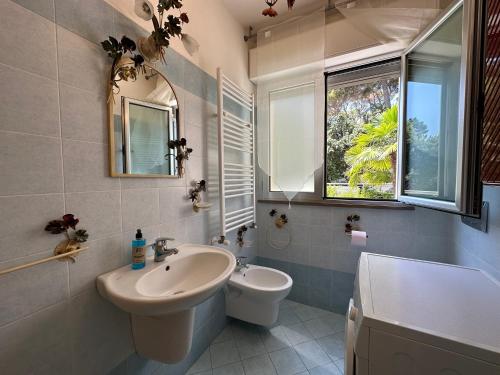 y baño con lavabo, aseo y espejo. en Residenza Venus, en Castiglioncello