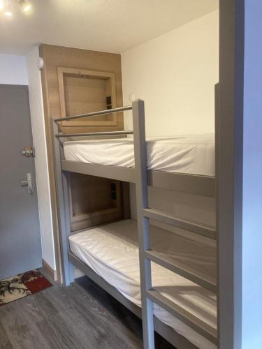 une chambre avec deux lits superposés dans l'établissement Appartement Brides Confort, à Brides-les-Bains