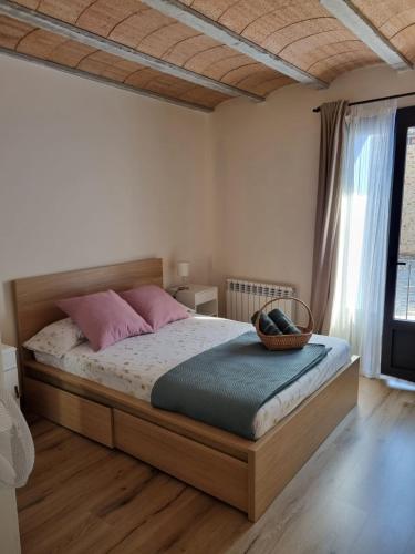 1 dormitorio con 1 cama grande con almohadas rosas en El Niu Dels Ocells, en Sant Joan de les Abadesses