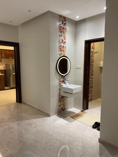 a bathroom with a sink and a mirror on the wall at شقة غرفتين وصالة مدخل خاص باركنج سيارة in Riyadh Al Khabra